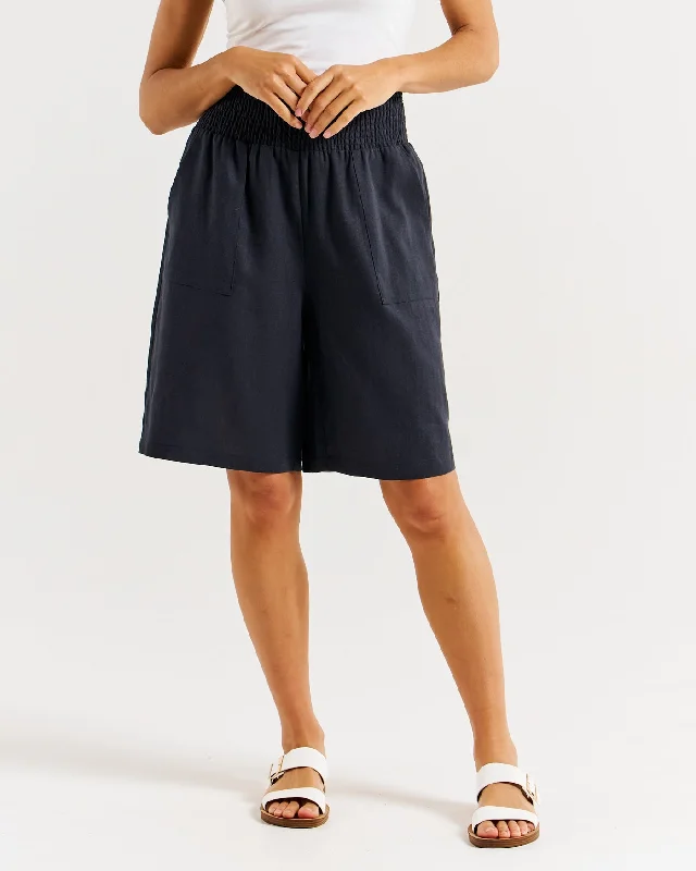 High-waisted shorts – Shorts that sit above the natural waistline for a flattering, elongating look.Betty Basics Lee Bermuda Short Indi Grey