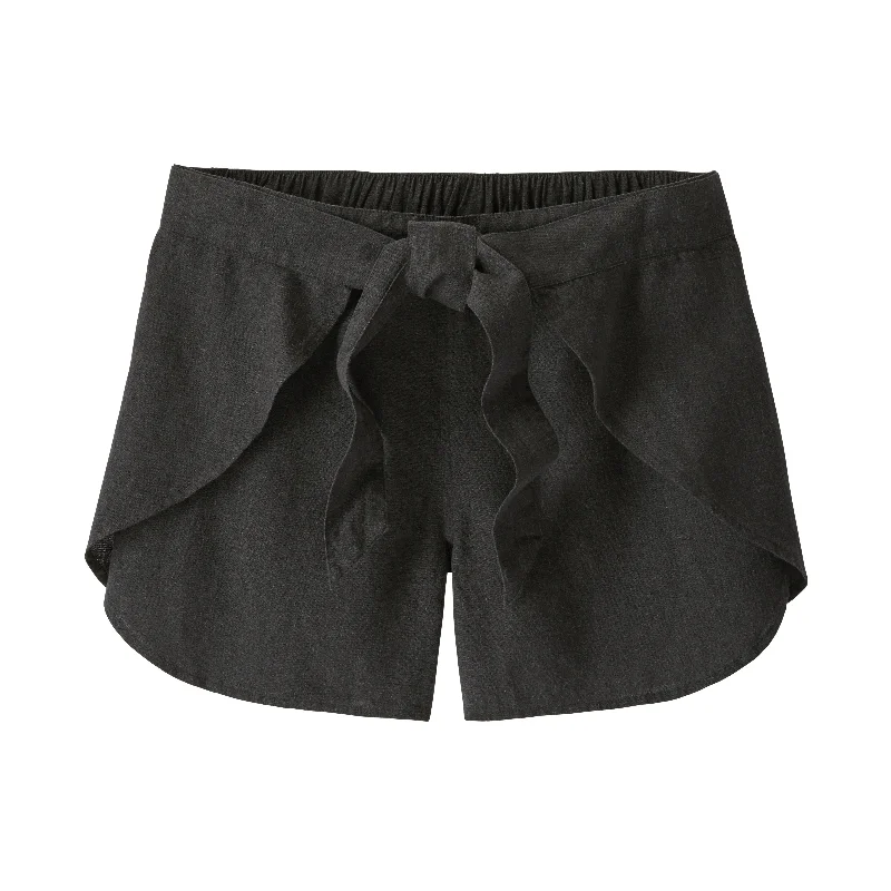 Button-front shorts – Shorts with a button-up closure at the front for a chic, stylish detail.W's Garden Island Shorts