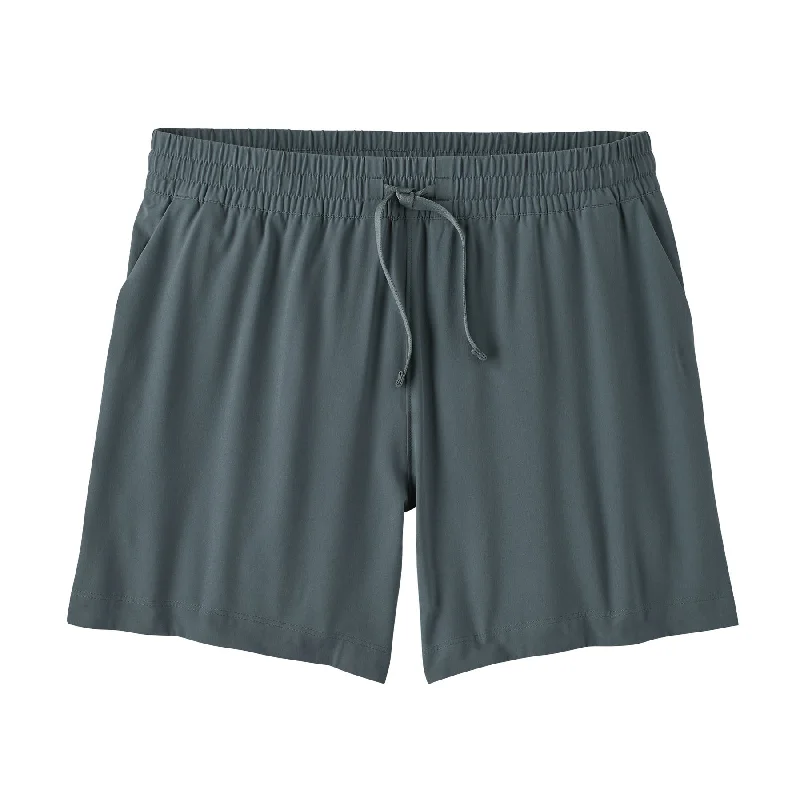 Booty shorts – Very short shorts that focus on accentuating the figure and providing maximum comfort.Women's Fleetwith Shorts - 5"