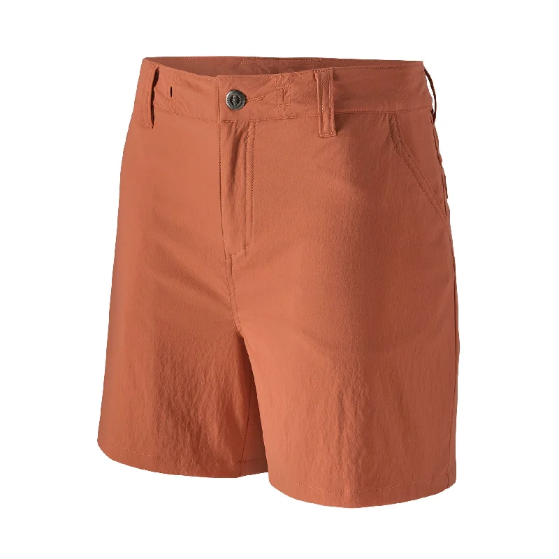 Paperbag waist shorts – Shorts with a gathered, elastic waist and often a belt, creating a relaxed and stylish fit.Women's Quandary Shorts - 5"