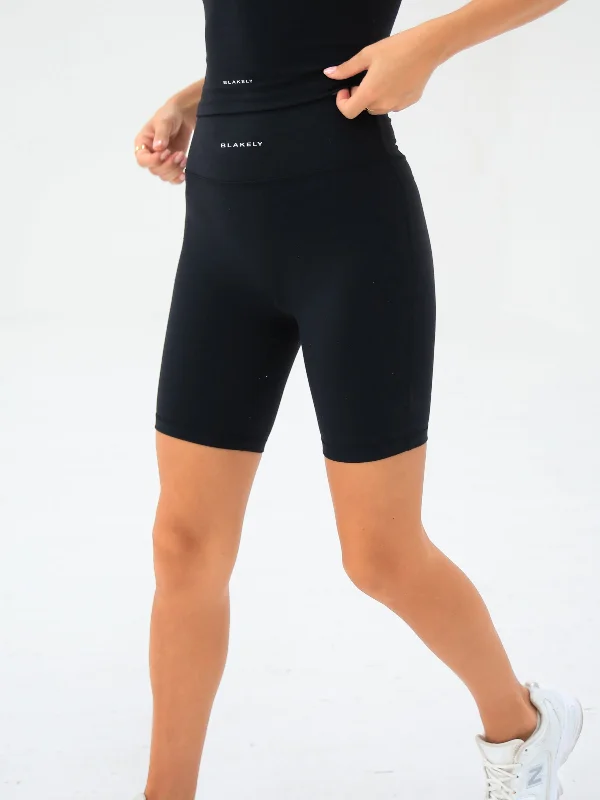 Paperbag waist shorts – Shorts with a gathered, elastic waist and often a belt, creating a relaxed and stylish fit.Ultimate Soft Shorts - Black