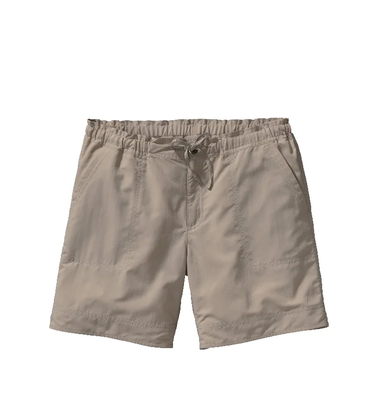 Boyfriend shorts – Relaxed, loose-fit shorts with a slightly longer inseam, often rolled up at the hem for a casual appearance.W's Upcountry Shorts