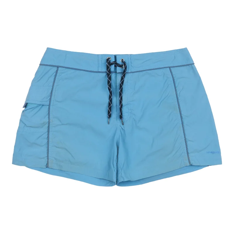 Boyfriend shorts – Relaxed, loose-fit shorts with a slightly longer inseam, often rolled up at the hem for a casual appearance.W's Stretch Board Shorts