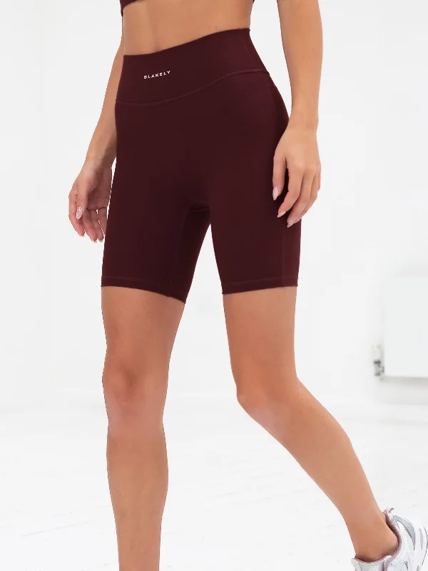 Paperbag waist shorts – Shorts with a gathered, elastic waist and often a belt, creating a relaxed and stylish fit.Ultimate Active Shorts - Burgundy