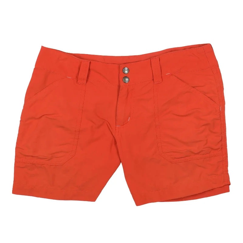 High-waisted shorts – Shorts that sit above the natural waistline for a flattering, elongating look.W's Borderless Shorts