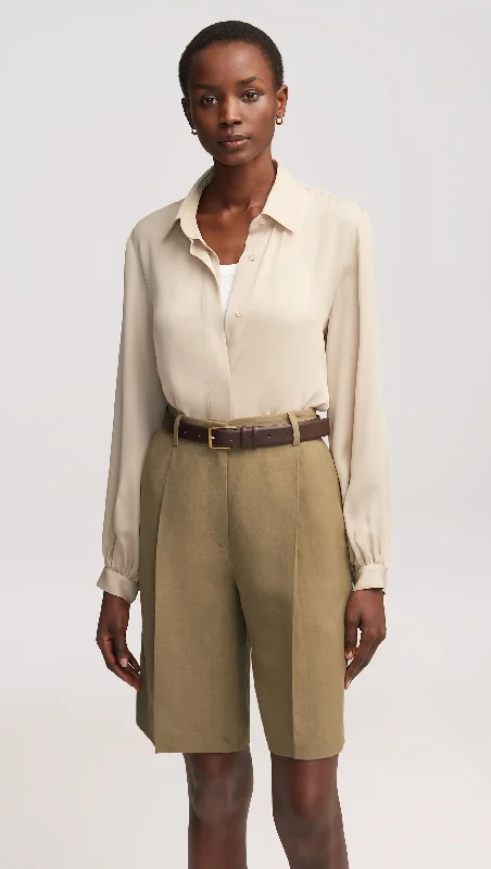 Bermuda shorts – Knee-length shorts that offer a more conservative and comfortable fit.Pleated Shorts in Viscose-Linen Twill | Khaki Green