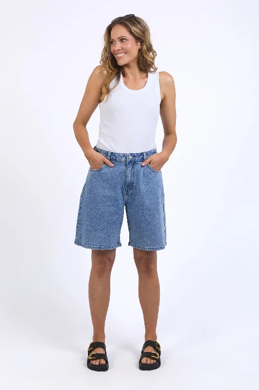 Pleated shorts – Shorts with pleats at the waist for extra volume or texture, creating a more sophisticated appearance.Foxwood Harley Short Light Blue