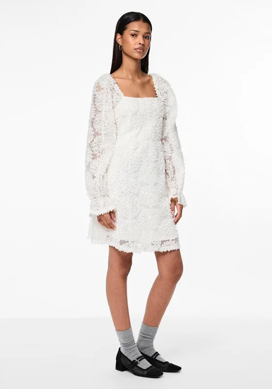 Fit-and-flare dress – Dress that is fitted at the top and flares out at the bottom, offering a feminine and flattering shape.Pieces Kira Aline Dress, Bright White