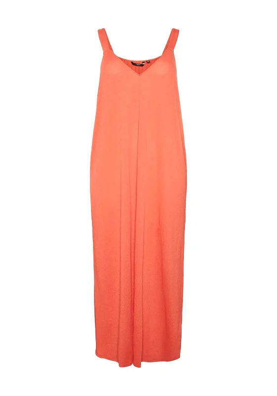 Fit-and-flare dress – Dress that is fitted at the top and flares out at the bottom, offering a feminine and flattering shape.Vero Moda Curve Ketty Singlet Maxi Dress, Cayenne