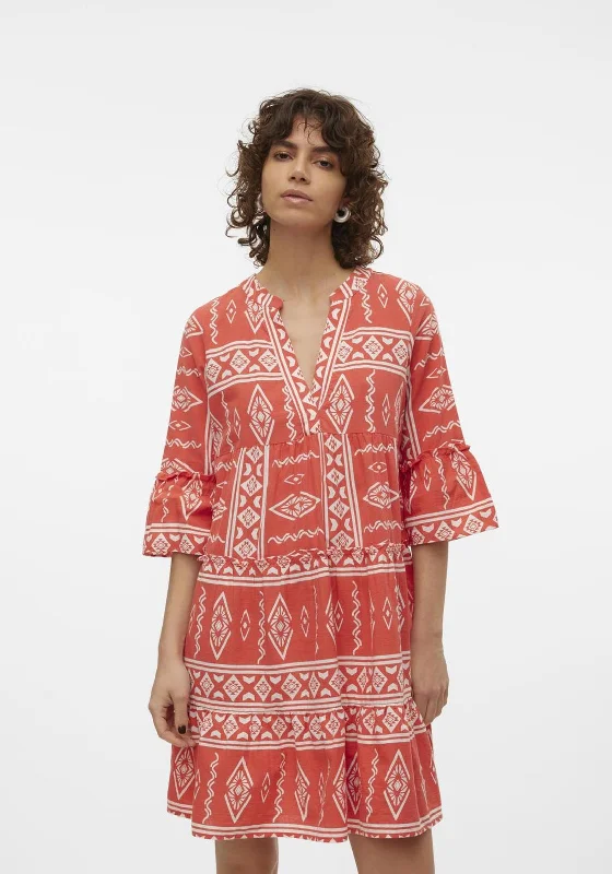 Skater skirt – Flared skirt that is fitted at the waist and flares out, resembling the shape of a skating skirt.Vero Moda Dicthe Printed Tunic Smock Mini Dress, Cayenne