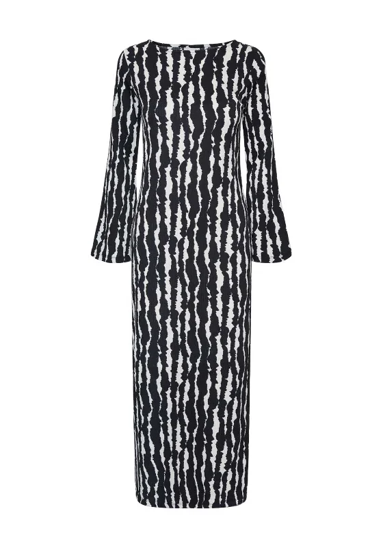 Wrap dress – Dress that wraps around the body and ties at the waist, creating a flattering and adjustable fit.Y.A.S Zenu Print Maxi Dress, Black