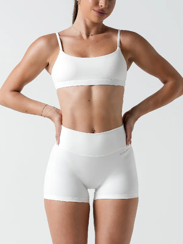 Front-closure sports bra – Sports bra that fastens at the front, often with hooks, zippers, or snaps, for easier wear.Base Scoop Bra