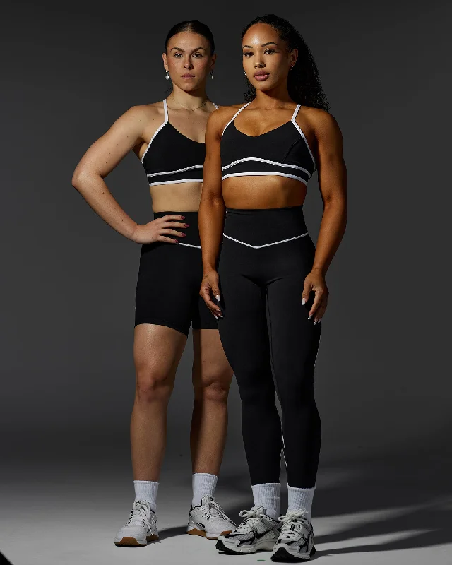 High-impact sports bra – Designed for high-intensity workouts or activities, providing maximum support.Contrast Sports Bra - Black-White