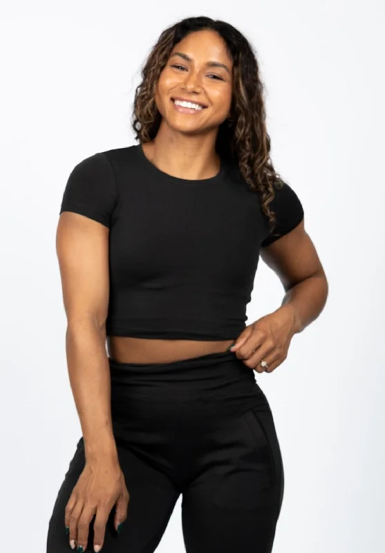 Breathable sports bra – Sports bra made from lightweight, moisture-wicking fabrics to keep the body cool and dry.Reluna Short Sleeve Crop Black