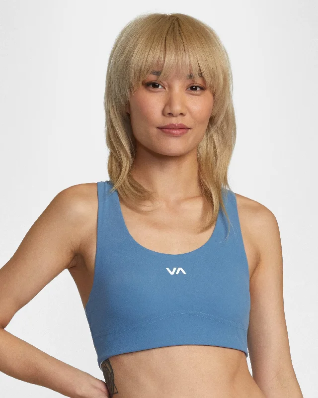 V-neck sports bra – Sports bra with a V-shaped neckline for a flattering and comfortable fit.VA Essential Mid II Bra - Coronet Blue