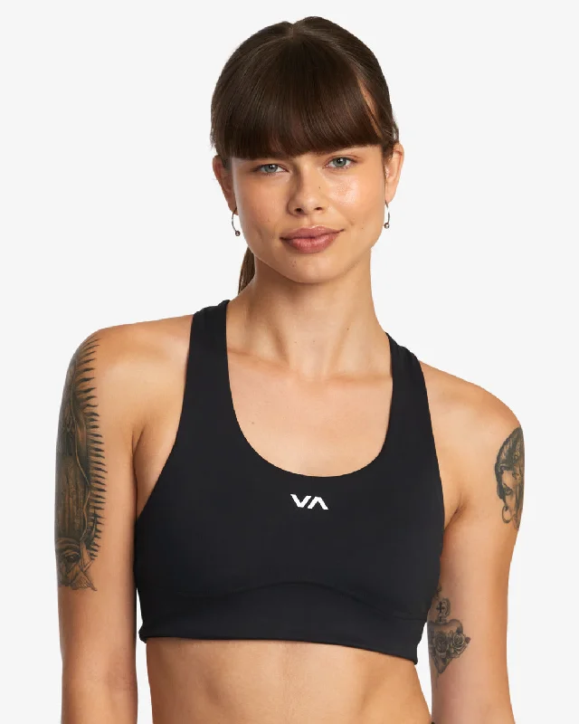 Criss-cross strap sports bra – Sports bra with straps that cross over at the back, providing extra support and a stylish look.VA Essential Mid II Bra - Black