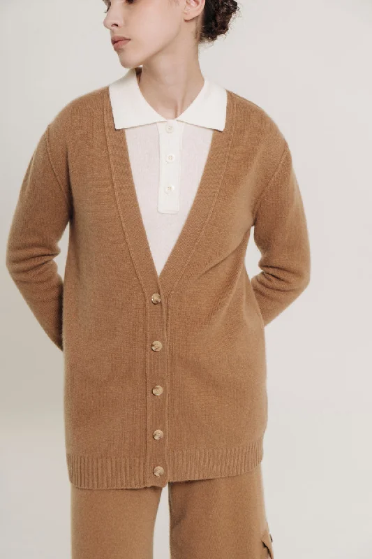 Raglan sleeve – Diagonal sleeve seams that extend to the necklinebainbridge cardigan