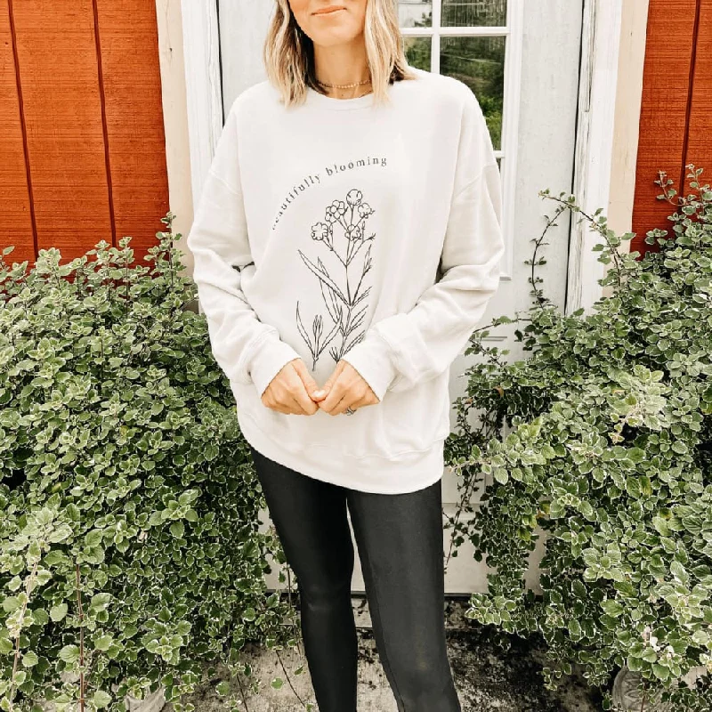 Fitted sweatshirt – Sweatshirt that fits snugly to the body, providing a more tailored lookBeautifully Blooming Sweatshirt