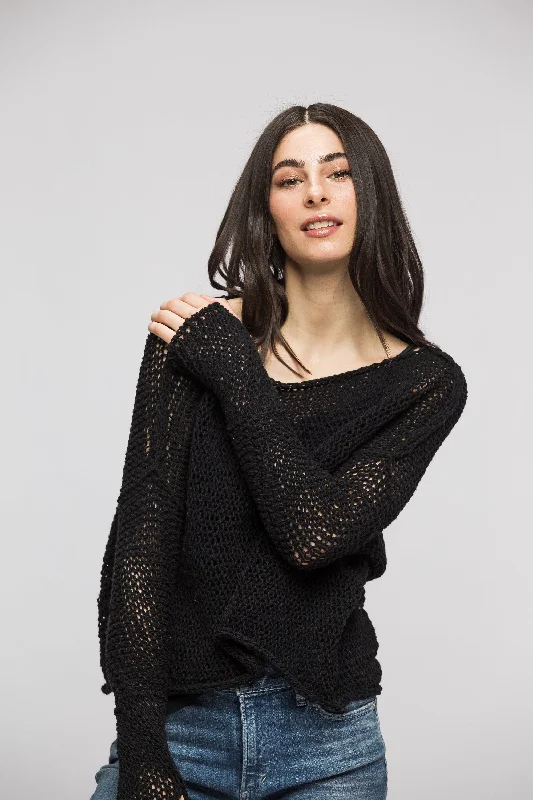 Raglan sleeve – Diagonal sleeve seams that extend to the necklineBlack Loose knit casual pullover.