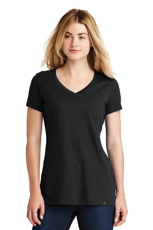 V-neck – V-shaped neckline for a more flattering lookNew Era Womens Heritage Short Sleeve V-Neck T-Shirt - Black