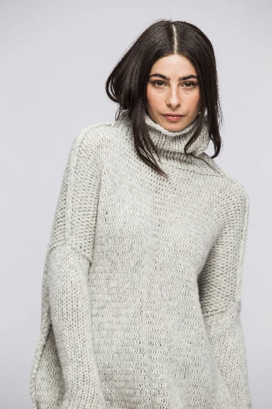 Cashmere – Luxurious, soft wool from goatsOversized chunky knit sweater .