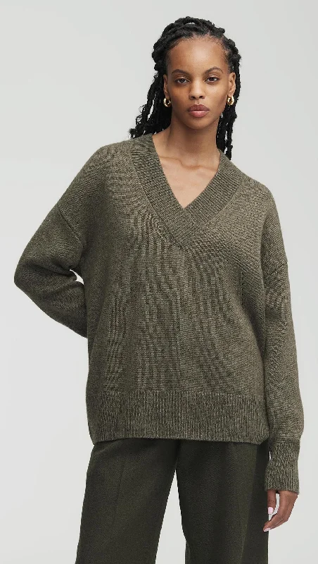 Fitted – Snug, form-fitting styleOversized Chunky V-Neck Sweater in Wool-Cashmere | Olive Melange