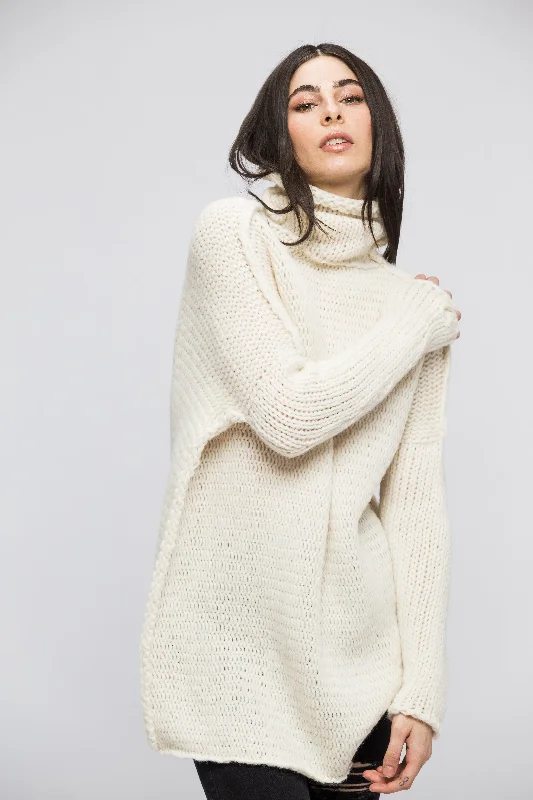 Pullover – Sweater without buttons or zippers, worn over the headOff white  Chunky knit Alpaca  women  dress.